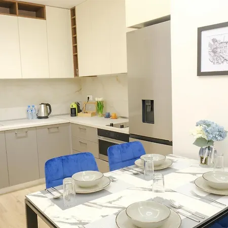 Lindi's 3 3 تيرانا