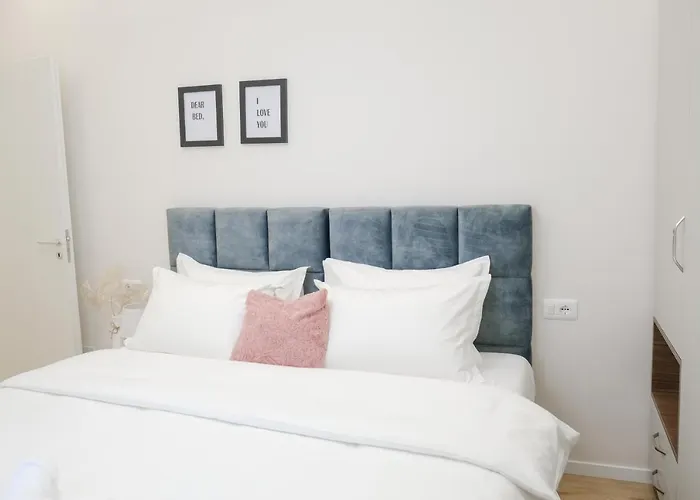 Lindi's 3 3 * Tirana