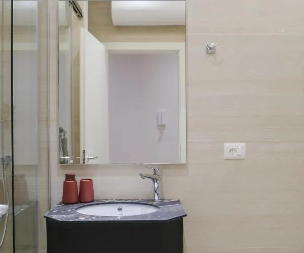 Lindi's 3 3 * تيرانا