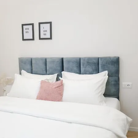 Lindi's 3 3 * Tirana